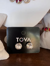 Load image into Gallery viewer, Tova The Basic in Gold Clear Stud
